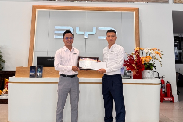 BYD OWAY SÀI GÒN TÔN VINH NHÂN VIÊN KINH DOANH XUẤT SẮC THÁNG 02/2025